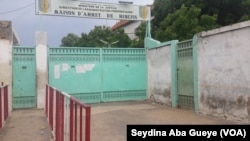 L'entrée de la prison de Rebeuss, à Dakar, le 30 août 2019. (VOA/Seydina Aba Gueye)