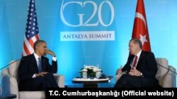 Presiden AS Barack Obama melakukan pertemuan dengan Presiden Turki Recep Tayyip Erdogan di sela KTT G-20 di Antalya, Turki hari Minggu (15/11).