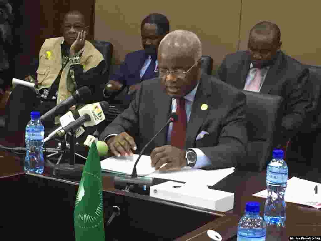 Jean Eyeghé Ndong, chef de la mission d&#39;observation de l&#39;Union africaine au Niger, s&#39;exprime à Niamey le 20 février 2016. Il a appelé au respect de la démocratie. (VOA/Nicolas Pinault)