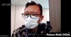 Muhamad Isnur dari Yayasan Lembaga Bantuan Hukum Indonesia (YLBHI) mengingatkan komitmen pemerintah yang akan menyelesaikan masalah terkait kebebasan beribadah dan berkeyakinan dalam tangkapan layar. (Foto: VOA/Petrus Riski)