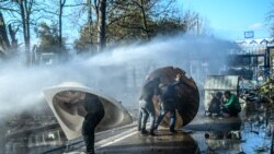 Grčka policija vodenim topovima pokušava da spreči migrante da probiju ogradu na granici Turske i Grčke u provinciji Edirne, 7. marta 2020.