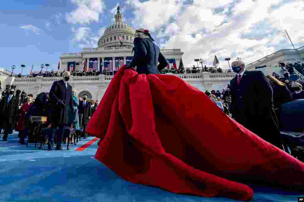 د امریکا مشهورې هنرمندې، لیدي&zwnj;ګاګا د بایډن د لوړې مراسمو کې د امریکا ملي سرود زمزمه کړ.