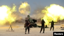 什叶派战斗人员和伊拉克政府军在费卢杰附近对IS武装开炮（2016年5月29日）