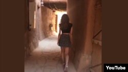 사우디아라비아의 유적지에서 짧은 치마와 배꼽이 보이는 윗옷을 입고 활보하던 여성이 체포되었다가 18일 풀려났다. 소셜미디어에 올라온 동영상 캡처.