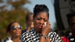 Une femme non-identifiée essuie ses larmes en écoutant le président Obama au Pentagone, le 11 sept. 2013