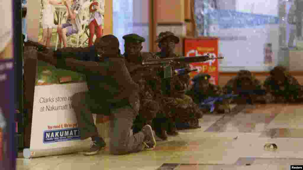 Wanajeshi na polisi wenye silaha anawasaka washambuliaji wenye bunduki waloshambulia soko kuu la Westgate shopping centre mjini Nairobi Septemba 21, 2013.