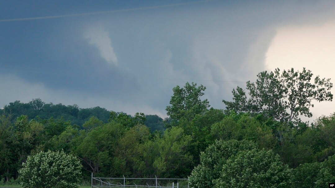 Badai bergerak melalui daerah dekat Newcastle, Oklahoma (6/5). (AP/Sue Ogrocki)