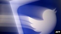 El logo de Twitter en un teléfono celular, visto en una ilustración tomada el 10 de agosto de 2020. 