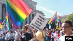 Warga LGBT (Lesbian, Gay, Biseksual atau Transgender) tengah berunjuk rasa di depan salah satu gedung pemerintah AS di Washington DC (Foto: dok). Jajak pendapat Gallup menunjukkan bahwa 10 persen penduduk Washington DC menyebut diri mereka LGBT.