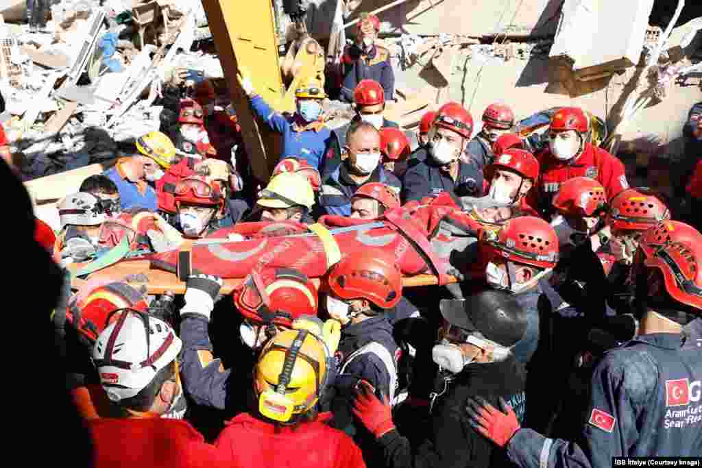 İstanbul Büyükşehir Belediyesi İtfaiye ekipleri, İzmir&#39;deki depremde enkaz altında kalan anne Seher Perinçek ve 3 çocuğunu sağ olarak kurtardı.