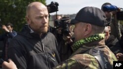 El jefe de los observadores europeos, el coronel alemán Axel Schneider, momentos antes de abandonar Slaviansk.