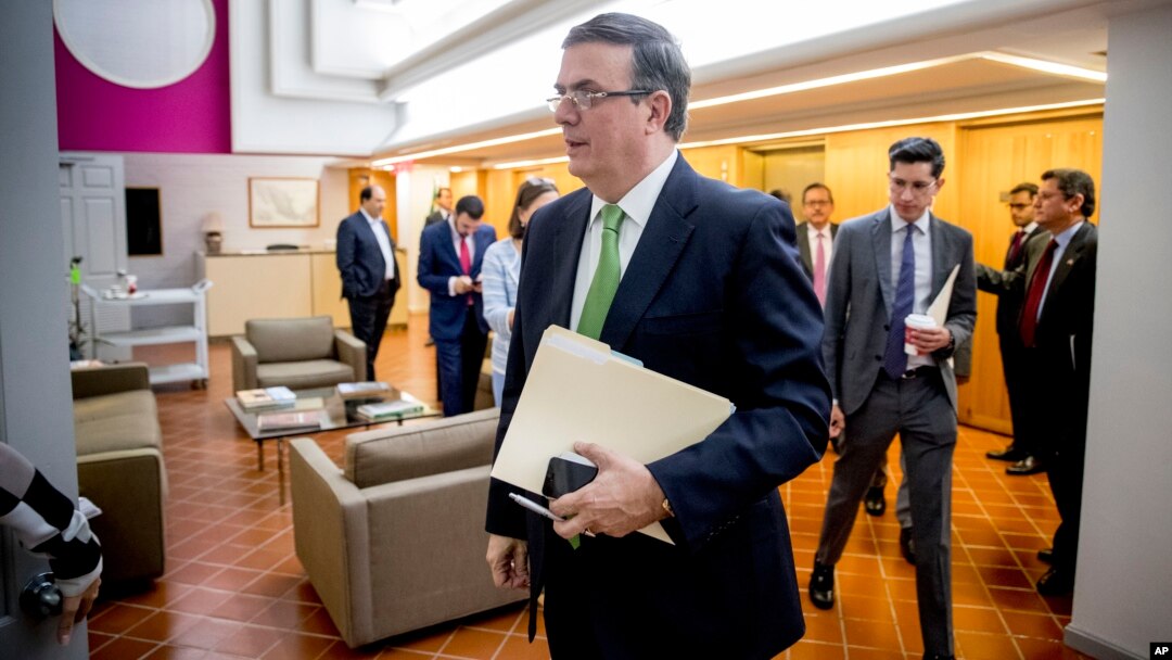 Menlu Meksiko Marcelo Ebrard usai melakukan pembicaraan dengan pejabat AS soal migrasi di Washington DC. 