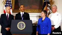 Presiden AS Barack Obama, didampingi Wapres Joe Biden, Menteri Keamanan Daam Negeri Janet Napolitano dan Wakil dari Badan Penanggulangan Darurat (FEMA) Richard Serino, saat memberikan pidato di Gedung Putih terkait bencana di Oklahoma (21/5). Napolitano akan bertolak ke Oklahoma hari ini untuk meninjau daerah bencana.