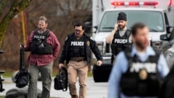 Sejumlah anggota kepolisian tampaki berjalan di luar area Abundant Life Christian School di Madison, Wisconsin, menyusul insiden penembakan yang terjadi di sekolah tersebut pada 16 Desember 2024. (Foto: AP/Morry Gash)