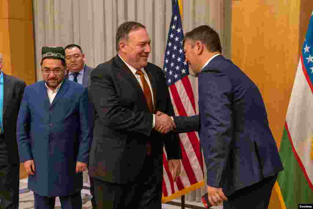 2-fevral kuni kechqurun Toshkentga yetib kelishi bilanoq AQSh Davlat kotibi Mayk Pompeo va u boshliq delagatsiya O&#39;zbekistonning diniy yetakchi va faollari bilan uchrashgan. E&#39;tiqod erkinligi targ&#39;iboti - Amerikani Amerika qilgan qadriyatlardan, deydi Pompeo.