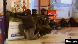 Tentara dan polisi bersenjata berupaya menangkap kelompok bersenjata pelaku penembakan di pusat perbelanjaan Westgate di Nairobi (21/9). 