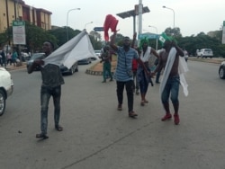 Demonstrators demand palliatives be given to them from a storage facility in Abuja, Oct. 24, 2020. (Timothy Obiezu/VOA)