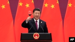 Le président chinois Xi Jinping lève son verre et propose un toast lors d'une cérémonie au Grand Hall du Peuple à Pékin, le 26 avril 2019.