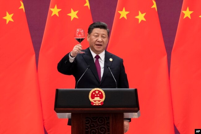 Chinese President Xi Jinping raises his glass and proposes a toast during the welcome banquet, after the welcome ceremony of visiting leaders attending the Belt and Road Forum at the Great Hall of the People in Beijing, April 26, 2019.