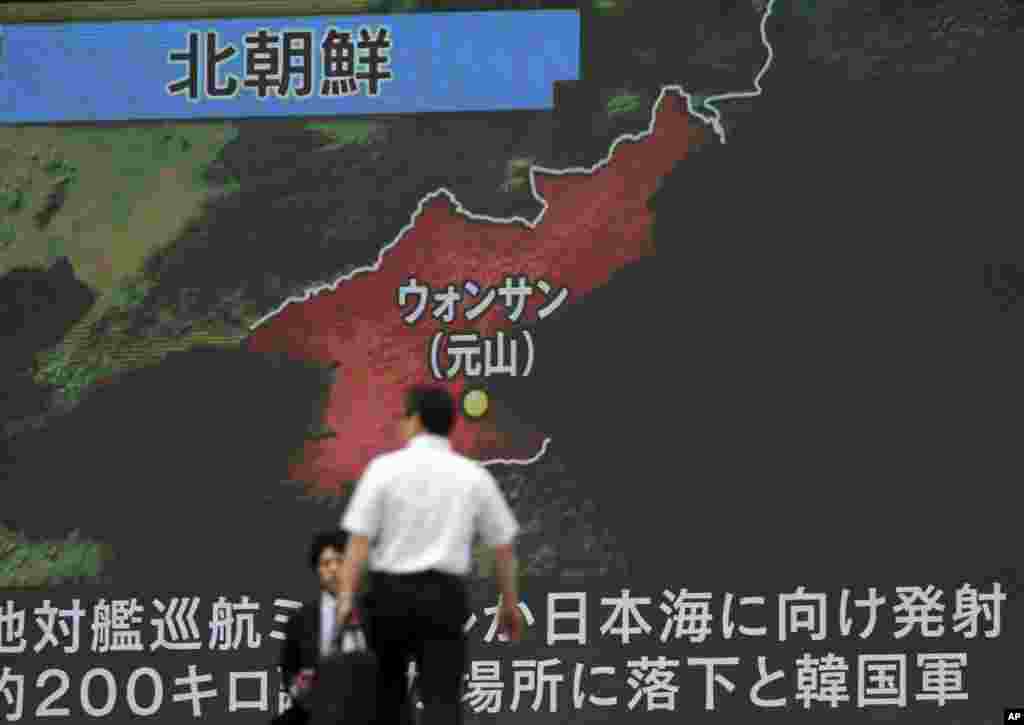 8일 일본 도쿄 거리에 설치된 대형 스크린에서 북한이 원산에서 미사일 시험발사를 했다는 보도가 나오고 있다.