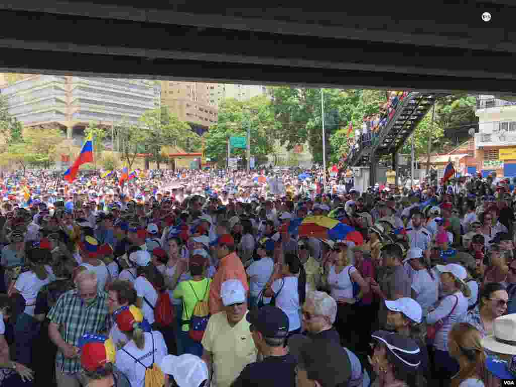 Guaidó dio un discurso a sus simpatizantes este 1 de mayo, en el que, en medio de ovaciones, anunció que "el pueblo seguirá en las calles hasta lograr la libertad de Venezuela".