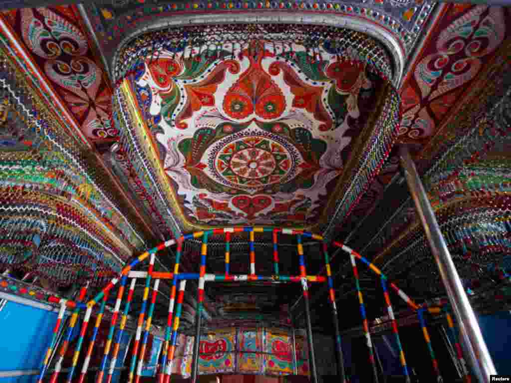 ان بسوں کے اندرونی حصے میں بھی رنگ برنگ کے خوبصورت ڈیزائنوں سمیت موتیوں کی خوبصورت لڑیاں،سجاوٹ کی اشیا کا استعمال کیا جاتا ہے 