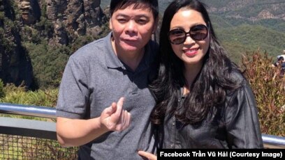 Luật sư Trần Vũ Hải và vợ.