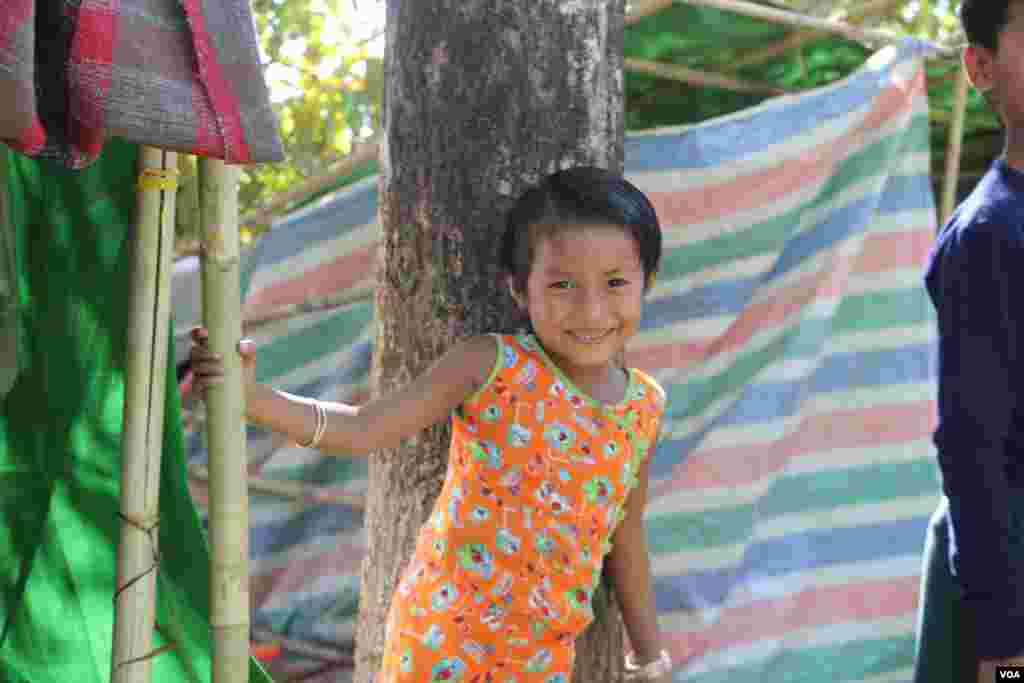  ဝါးတောင်စစ်ရှောင်စခန်းရှိ ကလေးငယ်များ