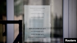 Ime BAC Consulting KFT na papiru na prozoru zgrade u Budimpešti. Tajvanski Gold Apolo je naveo da BAC ima licencu za model pejdžera koji se koristio u detonacijama u Libanu. (Foto: REUTERS/Marton Monus)