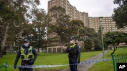 Polisi menjaga akses ke sebuah apartemen di Melbourne, Australia, di tengah pandemi Covid-19, 6 Juli 2020.