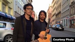 Gitaris Indonesia, Tohpati dan Dewa Budjana di Praha, Republik Ceko (foto/dok: Dewa Budjana)