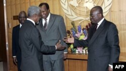 Kofi Annan, à l’époque secrétaire général de l'ONU, saluant l'actuel président ghanéen, Nana Addo Dankwa Akufo-Addo, alors ministre des Affaires étrangères , au siège des Nations Unies à New York, le 17 mars 2005.