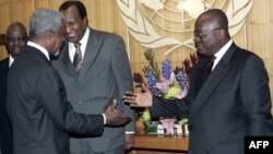 Kofi Annan, à l’époque secrétaire général, tend la main au président ghanéen, Nana Addo Dankwa Akufo-Addo, à l’époque ministre des Affaires étrangères de son pays, au siège des Nations Unies à New York, le 17 mars 2005.