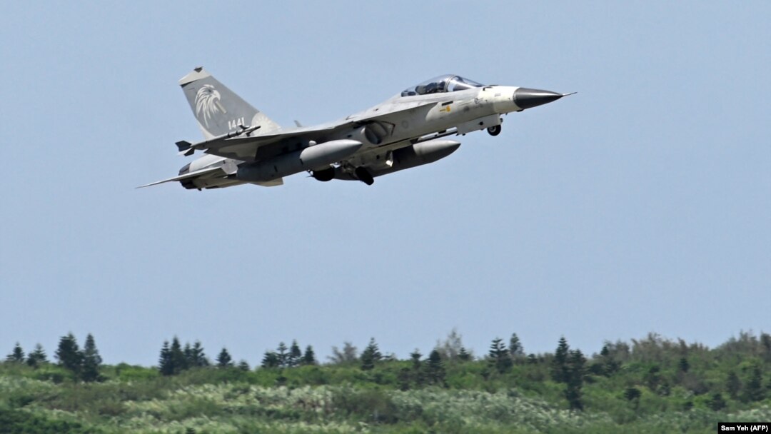 Pesawat jet tempur F-CK-1 milik Taiwan lepas landas dari Pangkalan Angkatan Udara Penghu di Pulau Magong, di Kepulauan Penghu, 22 September 2020. (Foto: Sam Yeh/AFP)