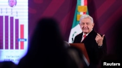 El presidente mexicano Andrés Manuel López Obrador habla durante su habitual conferencia de prensa en la que pidió que se respete el resultado de las elecciones presidenciales de Guatemala para evitar "conflictos". En Ciudad de México, el 13 de diciembre de 2023.