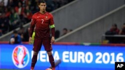 Cristiano Ronaldo se prépare à tirer un coup franc lors du match de qualification de l'Euro 2016 entre le Portugal et le Danemark au Stade Municipal de Braga, au Portugal, le jeudi 8 octobre 2015. 