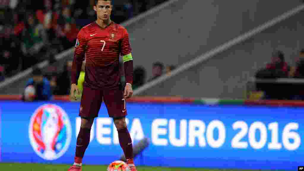 L&#39;international portuguais Cristiano Ronaldo se prépare à tirer un coup franc lors du match de qualification pour l&#39;Euro 2016, entre le Portugal et le Danemark, le 8 octobre 2015.