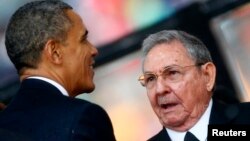 En su camino al podio, justo antes de su discurso sobre Mandela, el presidente de EE.UU., Barack Obama se encontró con su similar de Cuba Raúl Castro. El encuentro terminó con apretón de manos.