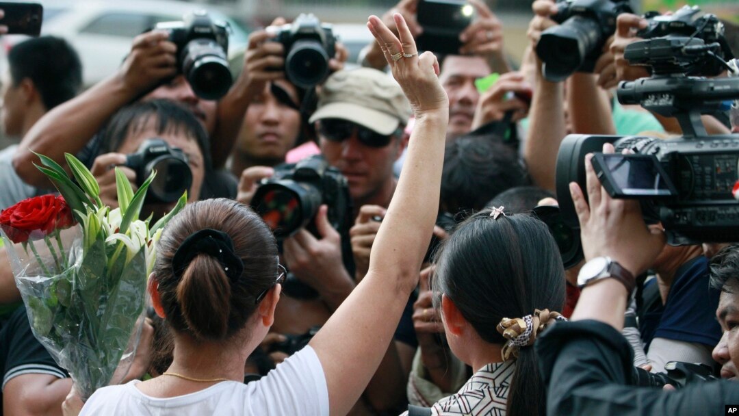 Seorang perempuan mengacungkan salam tiga jari yang diambil dari film "The Hunger Games" dalam demonstrasi anti-kudeta militer di Bangkok, Thailand (4/6). (AP/Wason Wanichakorn)