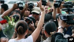 Seorang perempuan mengacungkan salam tiga jari yang diinspirasikan film "Hunger Games" sebagai tanda pembangkangan, dalam demonstrasi anti-kudeta di Bangkok, Thailand. (Foto: Dok)