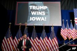 Seorang agen Dinas Rahasia AS berdiri di hadapan kandidat presiden dari Partai Republik, mantan Presiden Donald Trump, di Des Moines, Iowa, Senin, 15 Januari 2024. (Foto: AP)