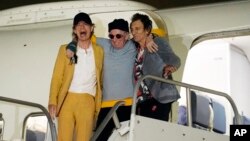 Мик Джаггер, Кит Ричардс и Рон Вуд из Rolling Stones прибывают в аэропорту Бербанк, Калифорния, 11 октября 2021 