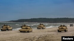 지난해 6월 미 해군의 M1A1 ‘에이브럼스’ 탱크가 폴란드 우스트카에서 군사훈련을 하고 있다. (자료사진)