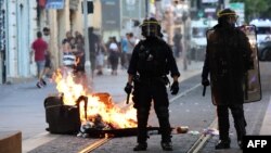 Спалений сміттєвий бак внаслідок протесту проти дій поліції у Марселі, 1 липня 2023. Photo by CLEMENT MAHOUDEAU / AFP