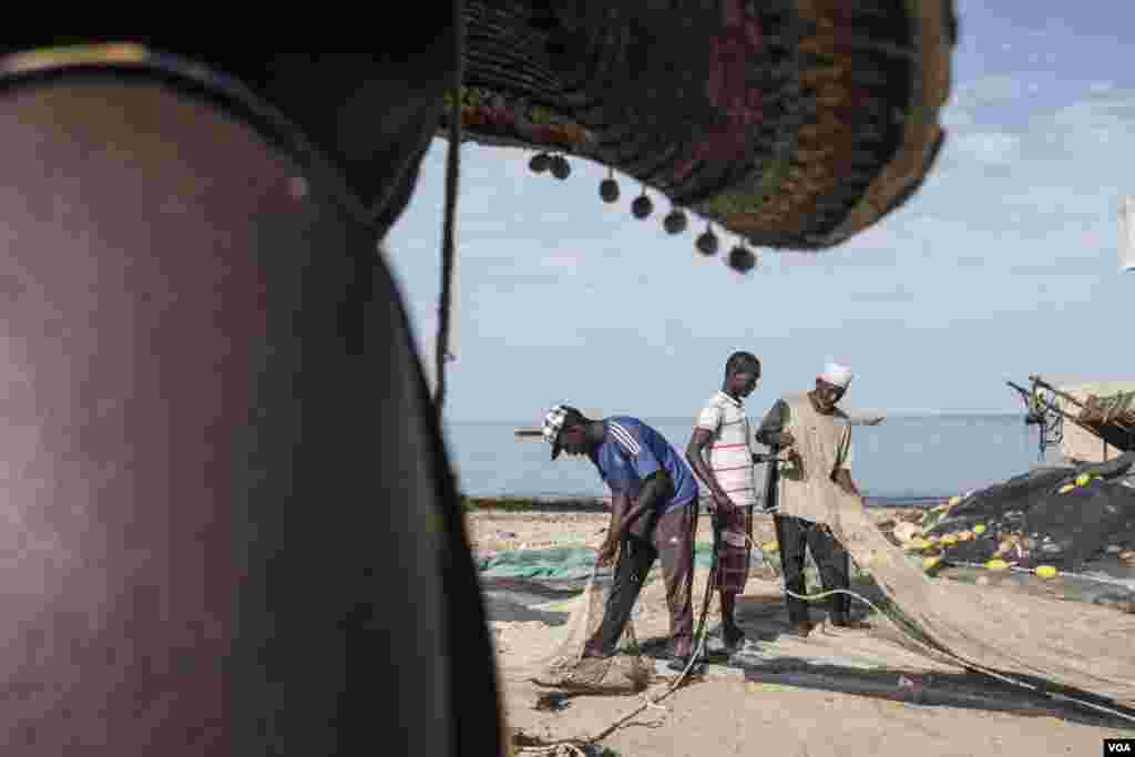 Men repair fishing nets in Joal, Senegal, May 31, 2017. (R. Shryock/VOA)