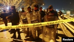 Cảnh sát cơ động bảo vệ hiện trường vụ nổ ở Istanbul, Thổ Nhĩ Kỳ, ngày 01/12/2015.