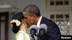 Le président Obama embrasse l'opposante birmane Aung San Suu Kyi à Rangoon, le 19 nov. 2012