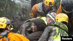 Spasilačke ekipe izvlače ženu iz njenog doma u Montesitu, Kaliforniji Kenneth Song/Santa Barbara News-Press via REUTERS 