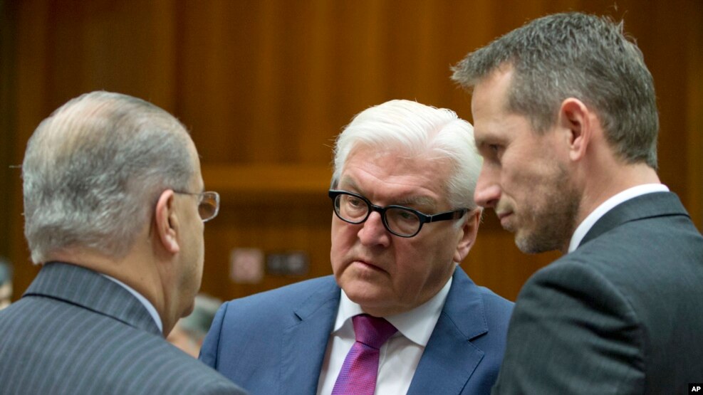 Ngoại trưởng Đức Frank-Walter Steinmeier (giữa) trao đổi với Ngoại trưởng Cộng hòa Síp Ioannis Kasoulides (trái) và Ngoại trưởng Đan Mạch Kristian Jensen trong cuộc họp các ngoại trưởng EU tại Brussels, ngày 14 tháng 11 năm 2016