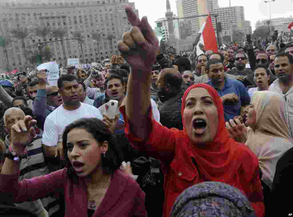 2012年11月23日，反對穆爾西總統的埃及抗議者在開羅解放廣場呼喊口號。